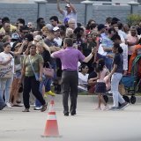 Le vaste centre commercial de la ville d'Allen était rempli de nombreux clients venus y faire leurs achats de fin de semaine.